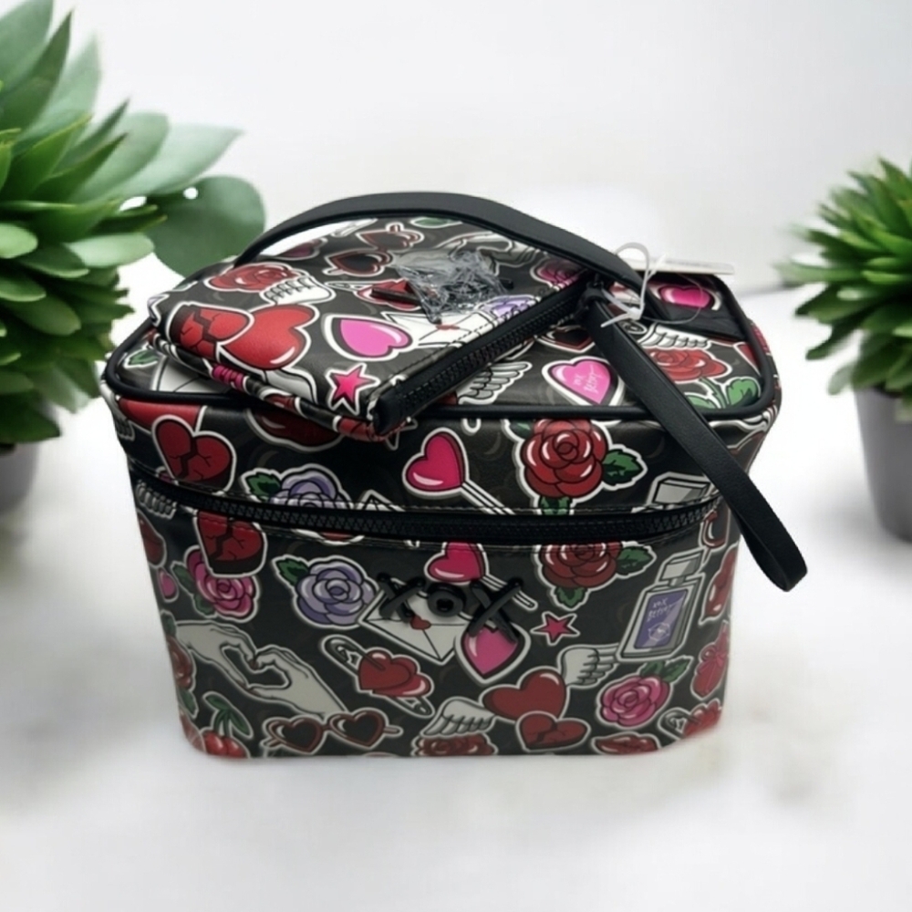 💕🔹️Betsey johnson🔹️roses And Hearts  print cosmetic Travel Case With Pouch